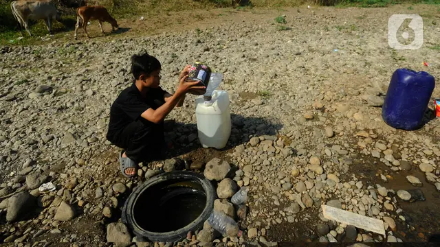 Warga Andalkan Lubang Air Kali Cihoe
