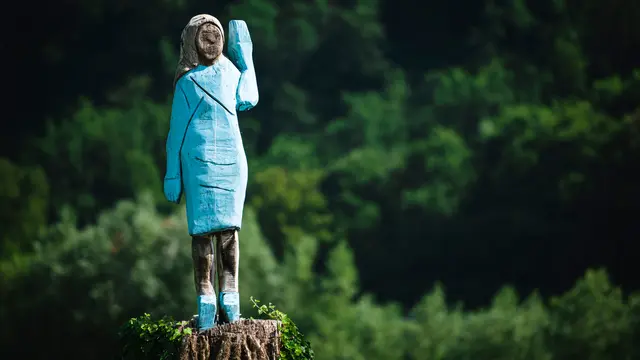 Patung Kayu Melania Trump
