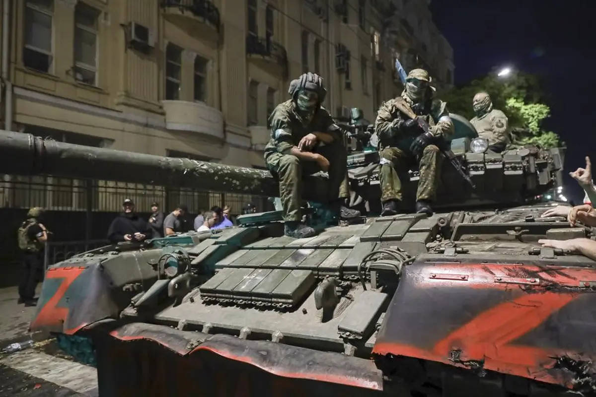 Anggota kompi militer Wagner Group duduk di atas sebuah tank di jalan di Rostov-on-Don, Rusia, Sabtu, 24 Juni 2023, sebelum meninggalkan area markas militer Rusia. (AP)