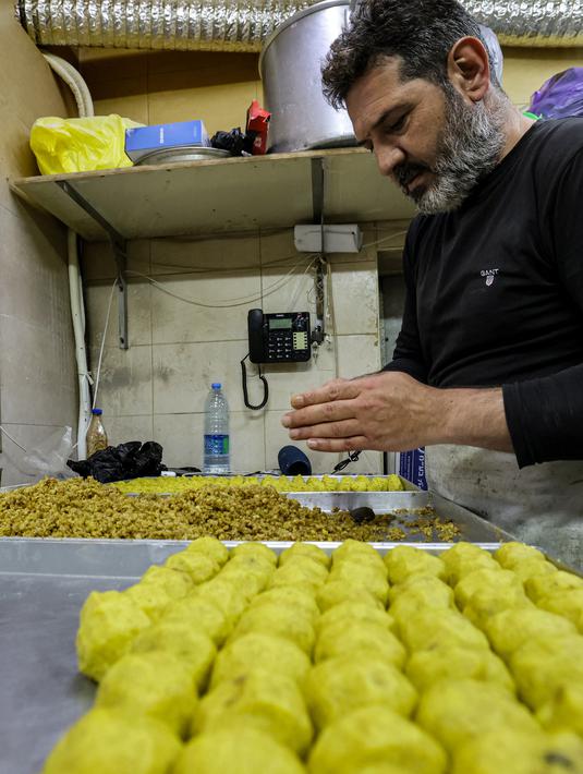 Adalah kue maamoul, camilan wajib bagi warga Palestina saat perayaan Lebaran Idul Fitri. (Photo by AHMAD GHARABLI / AFP)