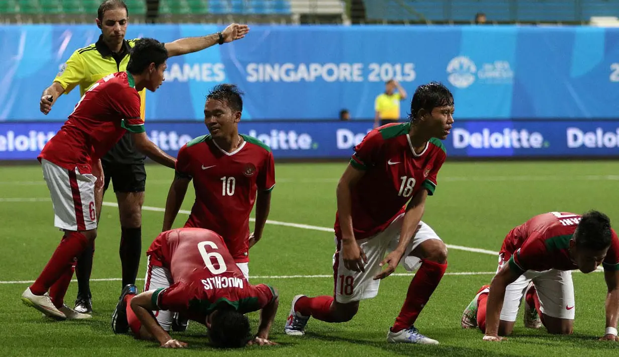 Sujud syukur menyambut gol yang dicetak Muchlis Hadi Ning Syaifulloh ke gawang Kamboja U-23. (Bola.com/Arief Bagus)