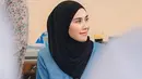 Syahnaz Sadiqah yang kini mantap berhijab, kerap membagikan penampilannya yang bersahaja. Dengan keunggulan Jeje di Pilbup KBB, adik Raffi Ahmad itu berpotensi mendampingi sang suami sebagai ibu bupati. Auranya disebut-sebut menggambarkan kesiapan peran barunya sebagai calon ibu bupati. (Liputan6.com/IG/@syahnazs)