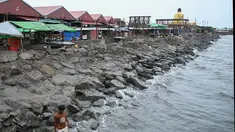 Seorang pria berdiri di pinggir laut di Sittwe di negara bagian Rakhine Myanmar pada 13 Mei 2023, menjelang pendaratan Topan Mocha. (AFP/Sai Aung Main)