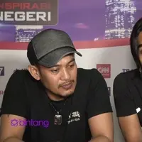 Kasus antara Rere Regina dan Charly Van Houten masih terus berjalan. Saat dipertanyakan tentang kasus dengan Rere Regina, Charly ajak para wartawan untuk membaca Al-Fatihah.