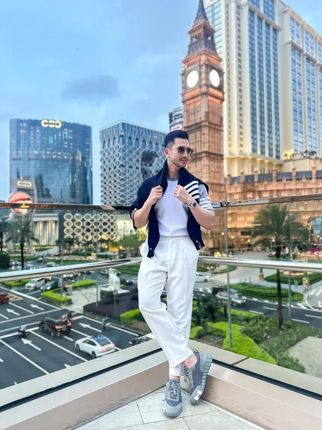 Brewoknya Makin Tebal, Ini 7 Potret Verrell Bramasta Waktu Liburan di Macau