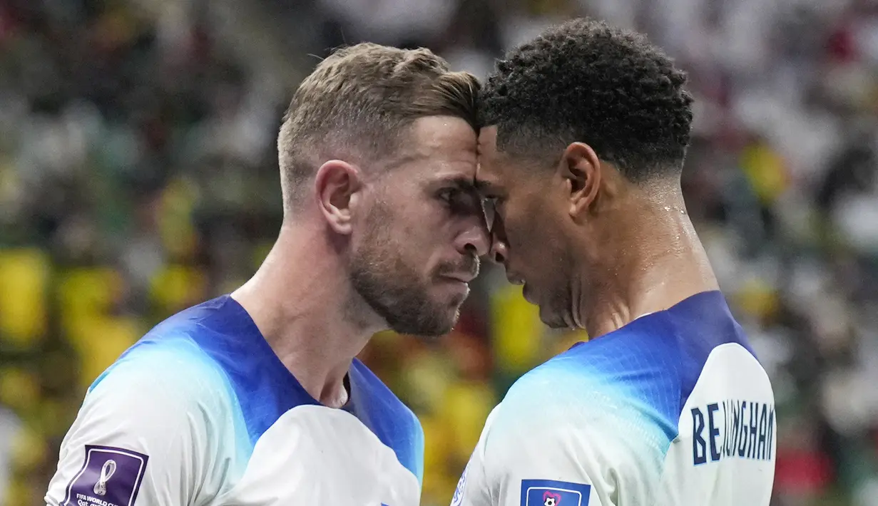Gelandang Inggris Jordan Henderson berselebrasi dengan Jude Bellingham setelah mencetak gol pertama timnya ke gawang Senegal pada laga babak 16 besar Piala Dunia 2022 di Al Bayt Stadium, Senin (5/12/2022) dini hari WIB. Inggris sukses menaklukkan Senegal dengan skor meyakinkan 3-0. (AP Photo/Hassan Ammar)