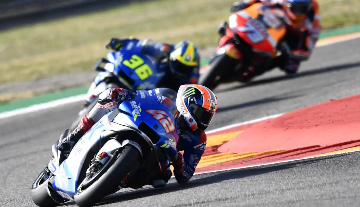 Pembalap Suzuki Ecstar, Alex Rins, memimpin balapan MotoGP Aragon, Spanyol, Minggu (18/10/2020). Alex Rins berhasil finis pertama dengan catatan waktu 41 menit, 54,391 detik. (AP Photo/Jose Breton)