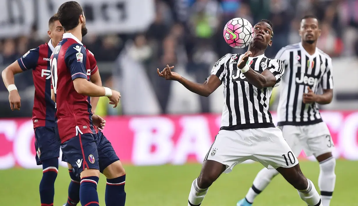 Pemain Juventus Paul Pogba berusaha menahan bola dari hadangan pemain Bologna dalam lanjuta Liga Serie A di Juventus Stadium,Turin, Senin (05/102015). Juventus menang 3-1.(EPA/Di Marco)