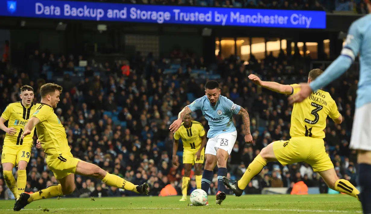 Penyerang Manchester City, Gabriel Jesus mencetak gol kke gawang Burton Albion pada laga leg pertama semifinal Piala Liga Inggris di Stadion Etihad, Kamis (10/1). Manchester City menang telak atas Burton Albion dengan skor 9-0. (Paul ELLIS/AFP)