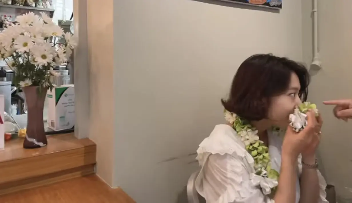 Tampak Park Shin Hye sangat senang mendapatkan sebuah kalungan bunga . Rambut bobnya ini tampak fresh dan awet muda ya sahabat Fimela..  @ssinz7