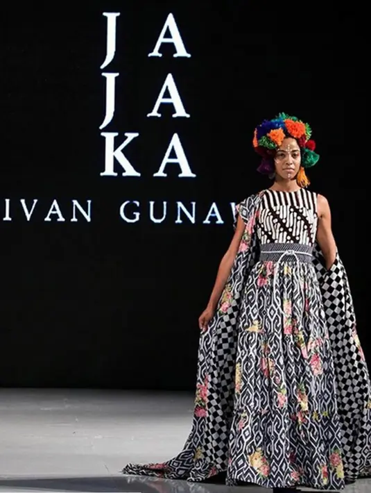 Dalam LAFW SS17, model yang memeragakan karya JAJAKA di atas panggung tampil dengan paduan aksesoris kepala ‘pompom’ warna-warni yang merupakan hasil karya dari Grace Liem. (Instagram/Ivan_gunawan)