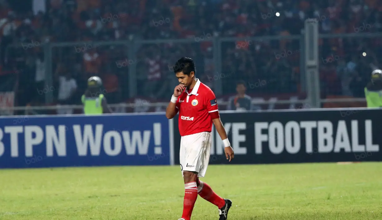 Ekspresi Bambang Pamungkas usai gagal penalty pada laga Torabika SC 2016 di Stadion Utama Gelora Bung Karno, Jakarta (24/6/2016). Sriwijaya unggul sementara 1-0. (Bola.com/Nicklas Hanoatubun)