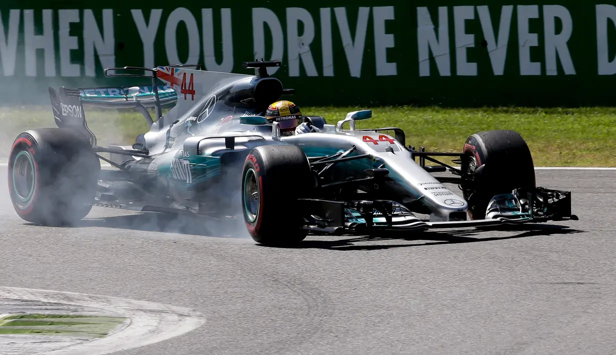 Aksi pembalap Mercedes Lewis Hamilton dalam balapan F1 GP Italia, di arena Monza, Italia (3/9). Atas kemenangannya itu, Lewis Hamilton juga berhasil menggeser posisi Sebastian Vettel sebagai pemuncak klasemen sementara F1 2017. (AP Photo/Luca Bruno)