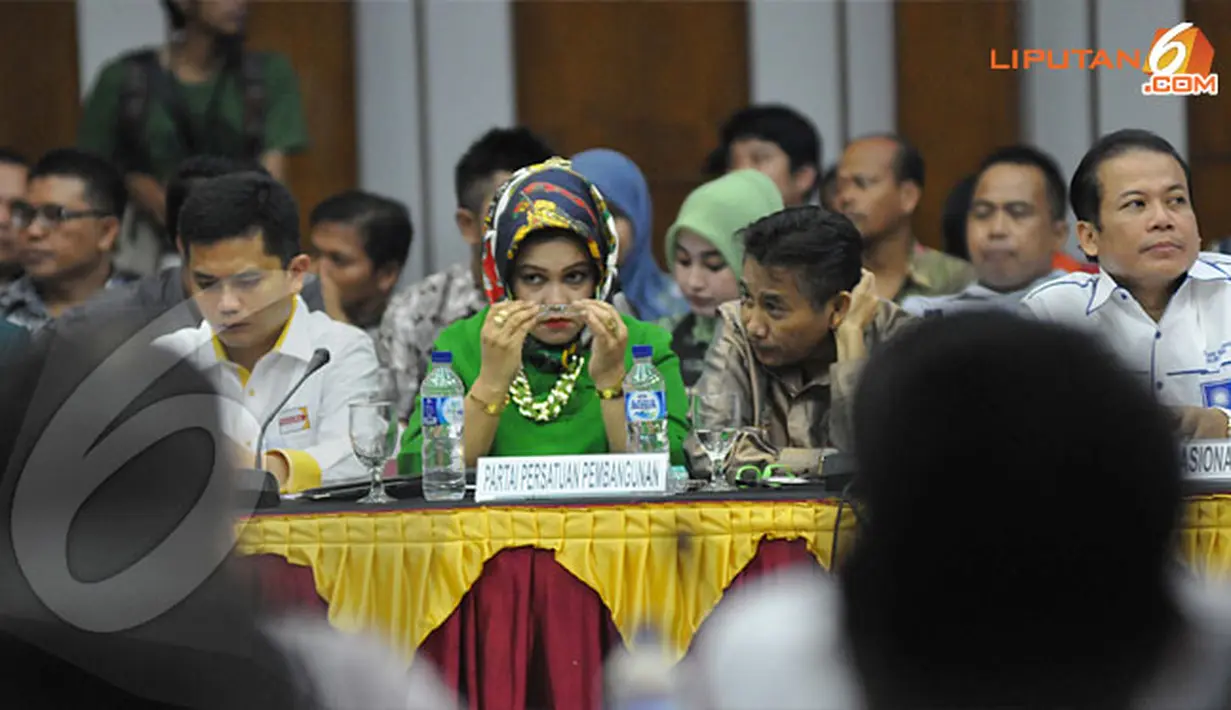 Peserta rapat dari perwakilan Partai Politik terlihat serius menyimak penjelasan dari Ketua KPU Husni Kamil Manik (Liputan6.com/Danu Baharuddin)