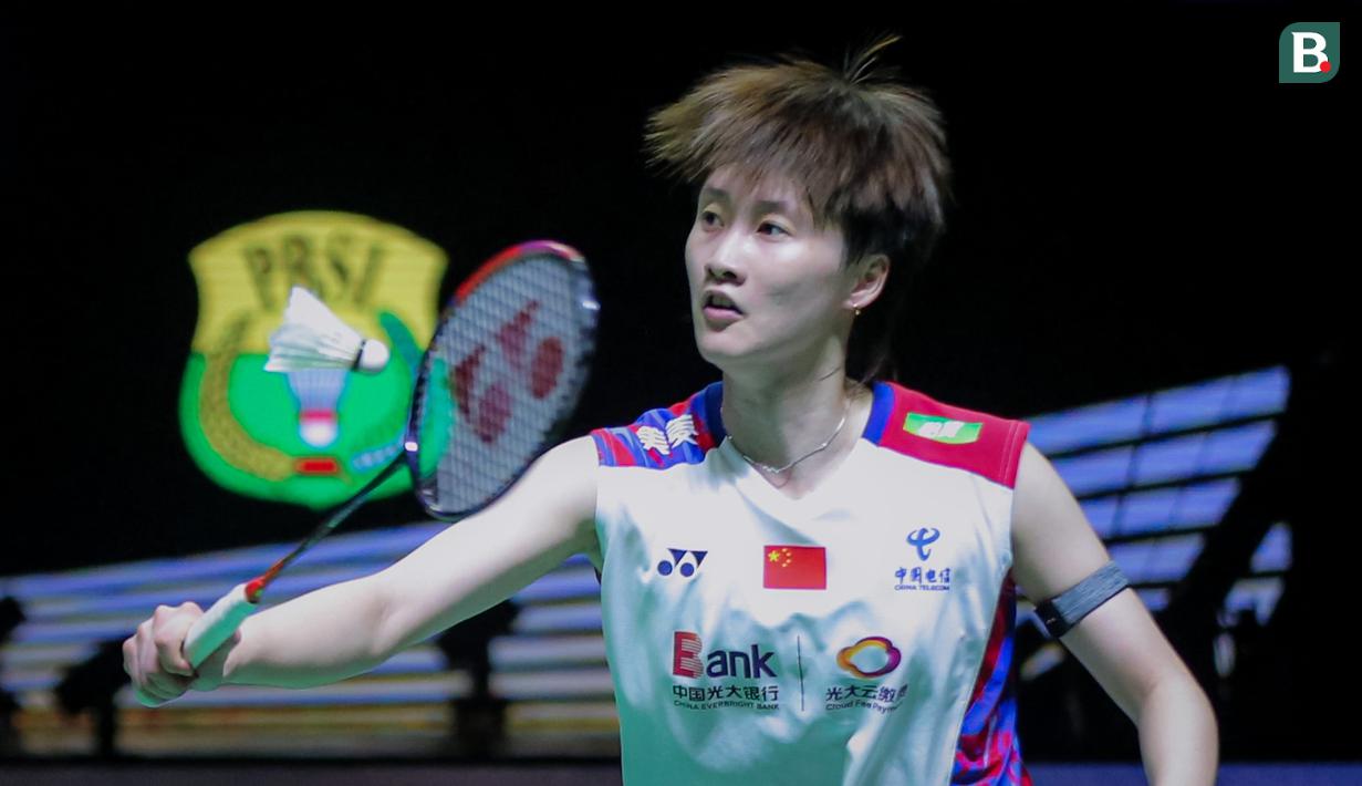 Pebulu tangkis tunggal putri China, Chen Yu Fei berusaha mengembalikan kok ke arah pebulu tangkis Spanyol, Carolina Marin saat semifinal Indonesia Open 2024 di Istora Senayan, Jakarta, Sabtu (08/06/2024). (Bola.com/Syakhist Afi Daib)