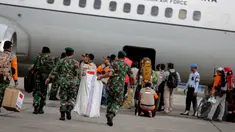Rombongan "Indonesia Peduli Nepal" membawa barang-barang yang dibutuhkan warga Nepal, Jakarta, Rabu (29/4/2015). Dalam rombongan pertama ini Indonesia mengirim 66 personel. (Liputan6.com/Faizal Fanani) 