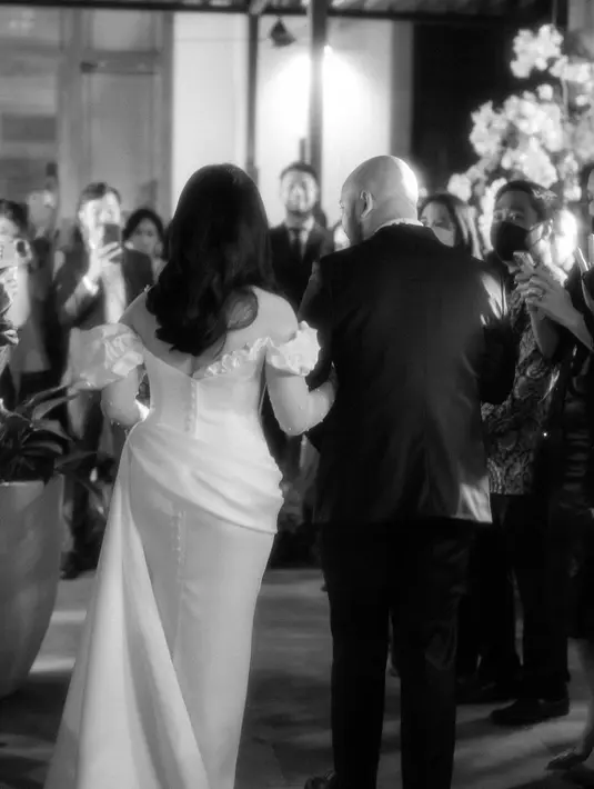 Detail kancing belakang juga memberikan look yang manis dan klasik [IG @auroramanda95]