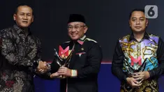 Deputi Bidang Komunikasi Informasi dan Aparatur Koordinator Bidang Politik Hukum Dan Keamanan Marsda TNI Arif Mustofa (kiri) memberikan penghargaan Program Reformasi Birokrasi kepada Wali Kota Depok Mohammad Idris pada acara Merdeka Awards 2023 di SCTV Tower, Jakarta, Rabu (30/8/2023). Mohammad Idris mengatakan, Kota Depok merupakan salah satu kota penyangga yang mempengaruhi kecerdasan kota lainnya. (merdeka.com/Imam Buhori)
