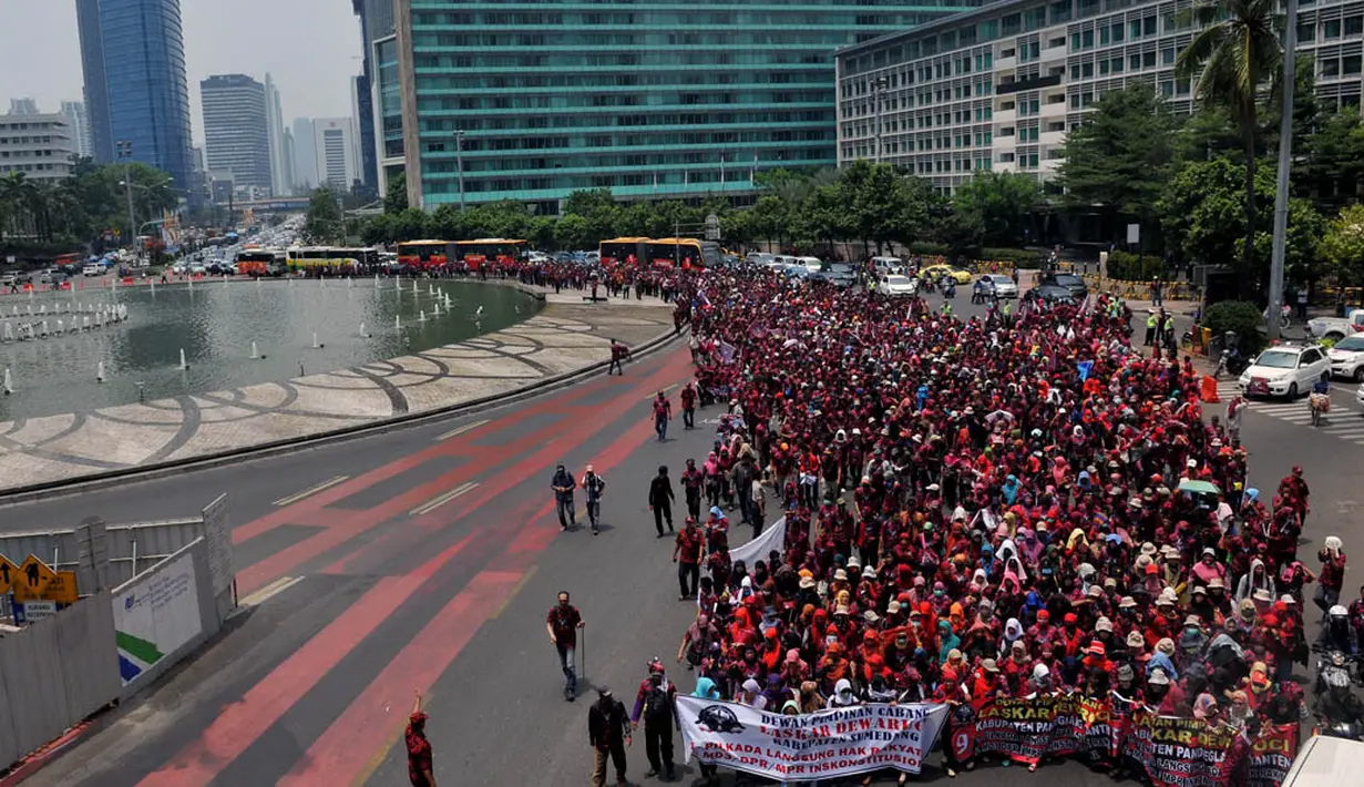 Para demonstran terlihat mengenakan atribut serba merah, Jakarta, (8/10/14). (Liputan6.com/Johan Tallo) 