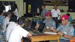 Citizen6, Surabaya: Kegiatan pendaftaran para peserta donor darah di Gedung R Moeljadi Kobangdikal dalam rangka Hardikal ke 65. (Pengirim: Rohman Arif)
