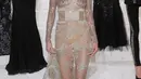 Kendall Jenner berjalan di atas catwalk saat meembawakan busana karya La Perla di New York Fashion Week di Manhattan borough New York, AS (9/2). (JP Yim / Getty Images untuk La Perla / AFP)