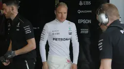 Valtteri Bottas  pebalap Mercedes  membututi rekan setimnya Lewis Hamilton pada urutan ketiga dengan total poin sebanyak 111. Bottas meraih finish pada posisi ketiga di Baku, Azerbaijan.  (AP/Efrem Lukatsky)