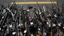 Sejumlah senjata api yang berhasil disita dikumpulkan sebelum dihancurkan di Rio de Janeiro, Brasil, Rabu (20/12). Sekitar 2000 senjata api hasil sitaan tentara dan polisi federal Brasil dihancurkan. (AP Photo/Leo Correa)