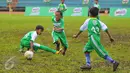 Sejumlah siswa SD melakukan pertandingan sepak bola di ajang Milo Football Championship 2017 di Jakarta, Sabtu (18/2). (Liputan6.com/Angga Yuniar)