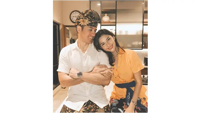Rayakan Anniversary ke-13, Ini 6 Potret Kemesraan Nana Mirdad dan Andrew White