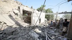 Puing-puing bangunan penjara al-Zaydiyah yang hancur terkena serangan jet tempur koalisi pimpinan Arab Saudi di kota Hodeidah, Yaman, Minggu (30/10). Penjara tersebut berisi 84 tahanan ketika serangan terjadi. (REUTERS/Abduljabbar Zeyad)