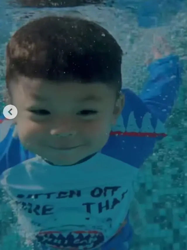 Potret Issa sedang berenang di Kota Al Ula (Sumber: Instagram/nikitawillyofficial94)