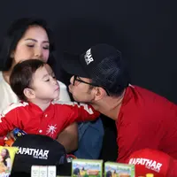 Demi membuat kenangan pada buah hatinya, Raffi Ahmad dan Nagita Slavina mendokumentasikan lewat film. Film yang digarap oleh Anggy dan Bouty Umbara itu berjudul sama dengan nama anaknya, Rafathar. (Nurwahyunan/Bintang.com)