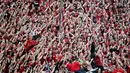 Pelatih Bayer Leverkusen, Xabi Alonso, merayakan gelar juara Bundesliga 2024 bersama suporter di BayArena, Sabtu (18/5/2024). (AFP/Sascha Schuermann)