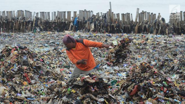 Hamparan Sampah Penuhi Muara Angke Bak Pulau di Atas Laut