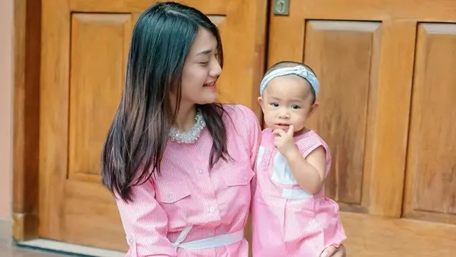 7 Gaya Anissa Aziza dan Buah Hati Pakai Baju Couple, Kompak Banget