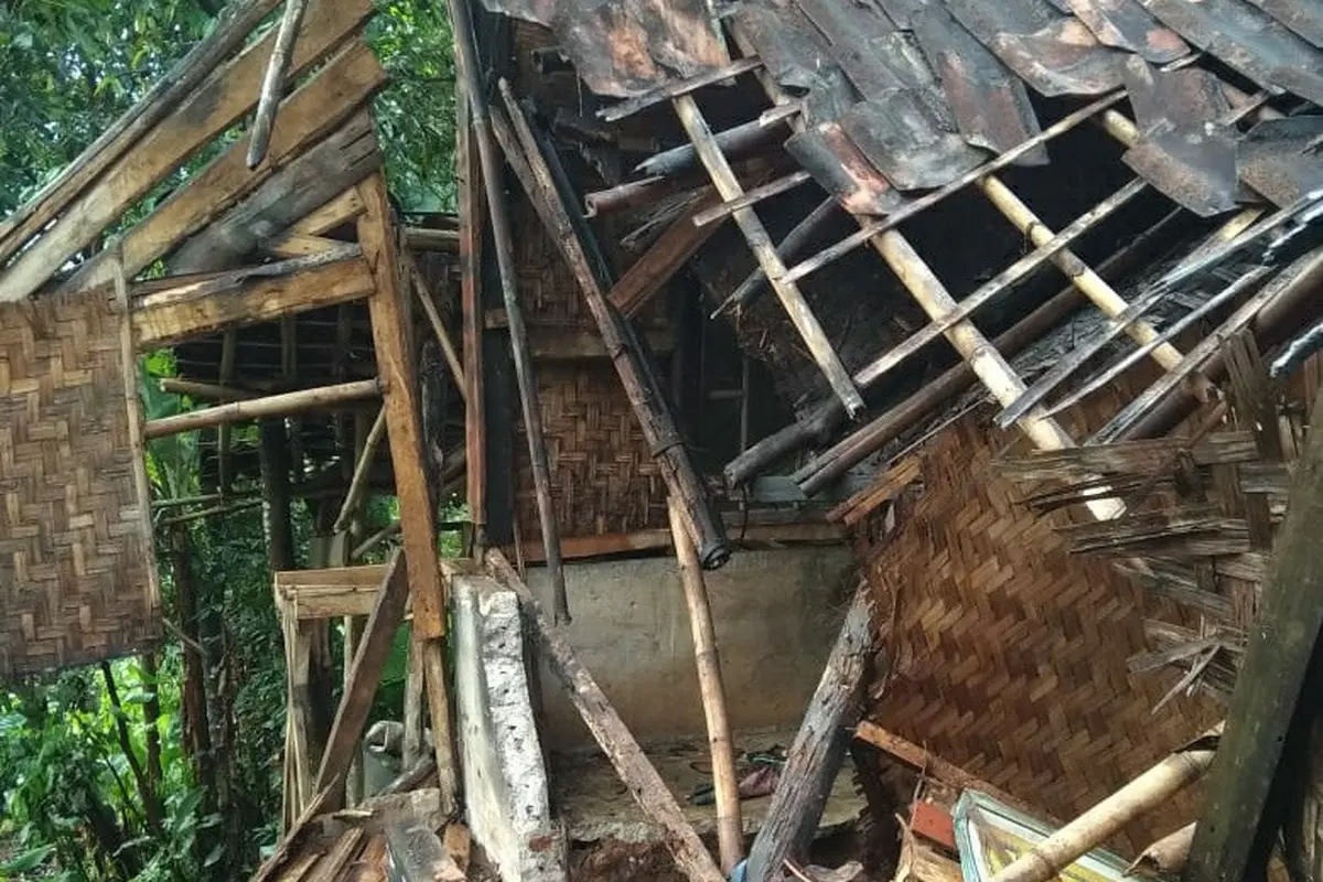 Lima rumah di Desa Cisarua, Kecamatan Nanggung, Kabupaten Bogor, Jawa Barat rusak akibat pergerakan tanah.