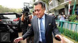 Delegasi Komite Ekskutif FIFA, Kohzo Tashima menghindari wartawan usai pertemuan tertutup dengan sejumlah pihak di kantor PSSI, Jakarta, Selasa (3/11/2015). Kohzo langsung meninggalkan kantor PSSI usai pertemuan. (Liputan6.com/Helmi Fithriansyah)