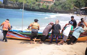 Tiga wisatawan nyaris menjadi korban keganasan arus laut di kawasan pantai selatan Gunungkidul, Provinsi Daerah Istimewa Yogyakarta pada Jumat pagi 3 April 2026. (Liputan6.com/Hendro Ary Wibowo)