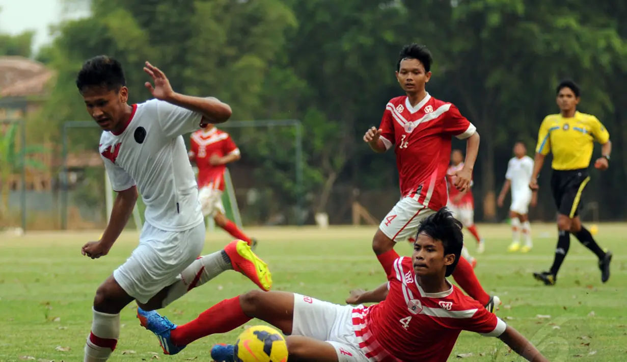 Pemain depan Timnas Indonesia U23, Yandi Sofyan Munawar (kiri), menghindar dari tackling pemain tim Pra PON DKI Jakarta saat berlatih tanding di lapangan SPH Karawaci, Tangerang, (9/9/2014). (Liputan6.com/Helmi Fithriansyah)