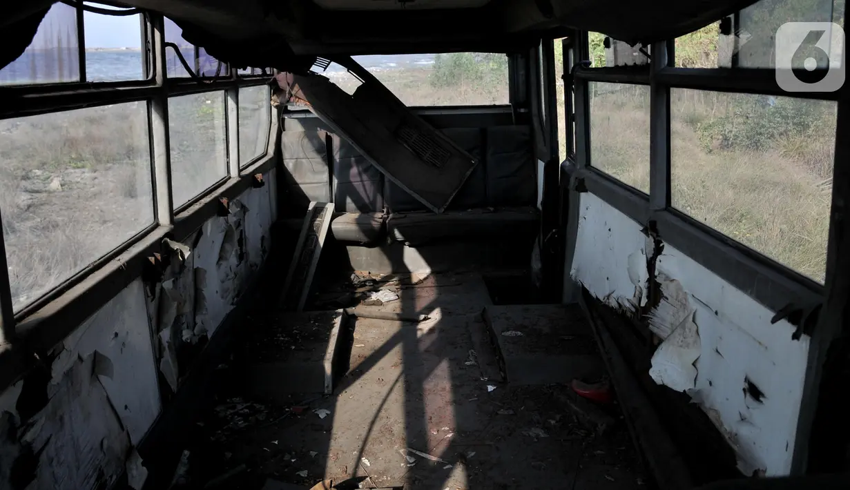 Kendaraan dinas kepolisian berada di pesisir Marunda, Jakarta, Selasa (22/10/2019). Puluhan kendaraan bermotor yang terdiri dari mobil, bus, dan sepeda motor milik Polres Jakarta Utara itu sengaja ditempatkan di pesisir karena sudah rusak dan tidak lagi dapat digunakan. (merdeka.com/Iqbal Nugroho)