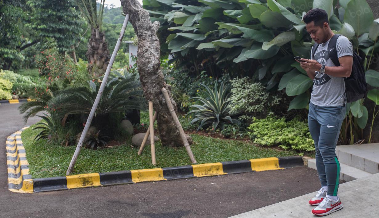 Penyerang Timnas Indonesia, Andik Vermansah, menghubungi keluarga jelang keberangkatan menuju Vietnam di Hotel Lor In, Jawa Barat, Minggu (4/12/2016). (Bola.com/Vitalis Yogi Trisna)