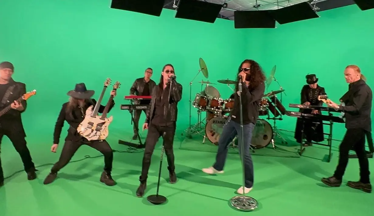 Sejumlah musisi rock yang berkolaborasi dengan Dewa19 tersebut merupakan personil maupun eks personil dari band legendaris dunia. Yaitu, Sons of Apollo: Ex Toto, Guns N Roses, Dream Theater, Mr. Big, dan Whitesnake. Para penggemar pun mengaku bangga dan memuji pencapaian band yang dibentuk di Surabaya itu. (Liputan6.com/IG/@ahmaddhaniofficial)