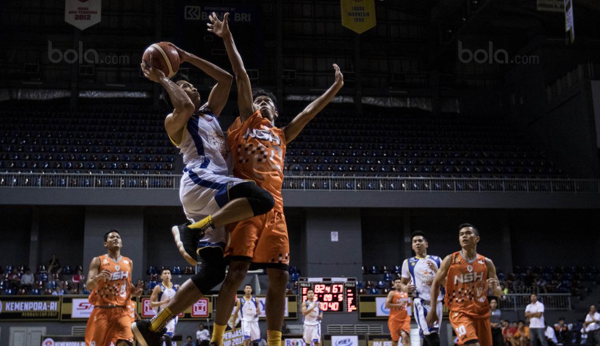 Pebasket Satria Muda, Ibrahim Aziz, menghindari block dari pebasket NSH pada laga Perbasi Cup 2017 di Britama Arena, Jakarta, Rabu (8/11/2017). Satria Muda menang 83-67 atas NSH. (Bola.com/Vitalis Yogi Trisna)