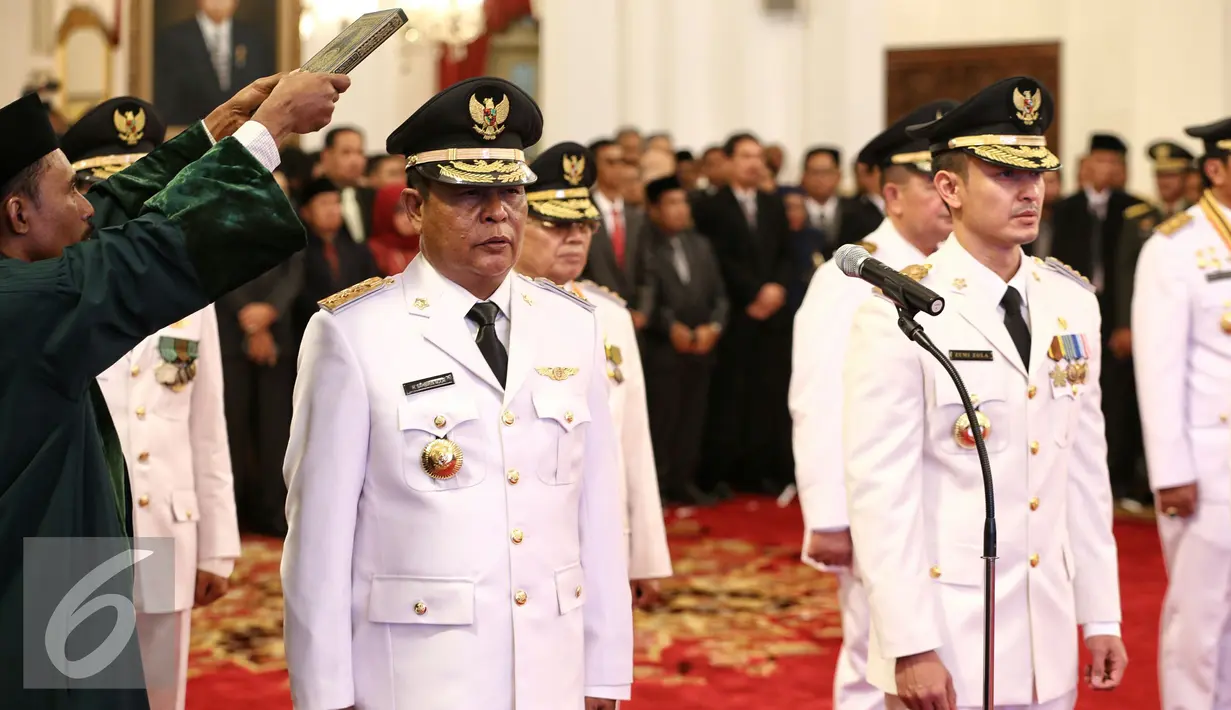 Presiden Joko Widodo saat melantik Gubernur dan Wakil Gubernur di Istana Negara, Jakarta (12/2). Keputusan Presiden Nomor 13P Tahun 2016 tentang Pengesahan Pengangkatan Gubernur dan Wakil Gubernur Masa Jabatan 2016-2021. (Liputan6.com/Faizal Fanani)