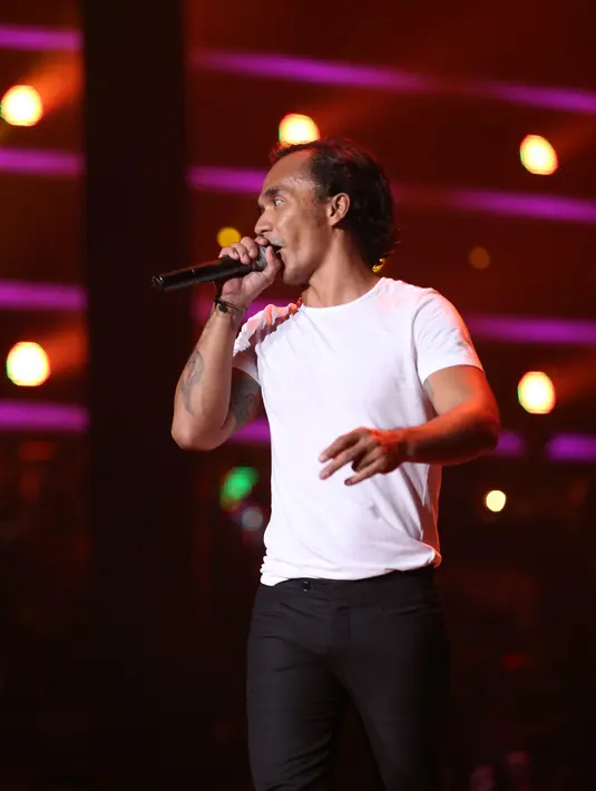 Kehebohan Slank tak berhenti di situ, Kaka membawakan lagu Mars Slankers lalu dilanjutkan dengan lagu Nge-Slank Rame-rame. (Andy Masela/Bintang.com)