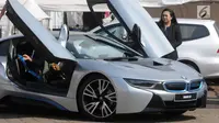 Tampak samping mobil listrik BMW i8 Wallbox Plus saat akan test drive di IIMS 2018, Jakarta, Jumat (20/4). BMW Indonesia kembali menunjukkan konsistensinya terhadap perkembangan mobil listrik. (Merdeka.com/Dwi Narwoko)