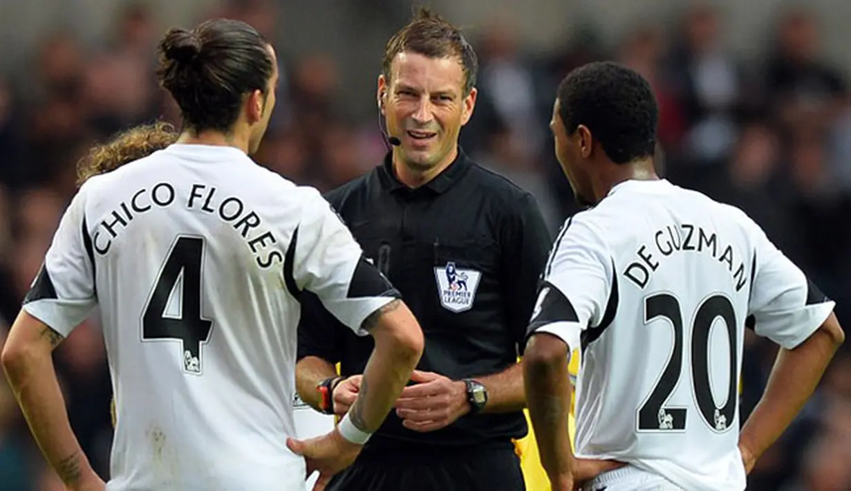 Wasit Mark Clattenburg memperingatkan Pemain Swansea City Chico Flores (kiri) dan Jonathan de Guzman (Kanan) Pada pertandingan Liga Premier Inggris antara Swansea City dan Arsenal di Stadion Liberty di Swansea (28/09/13). (AFP/Paul Ellis)