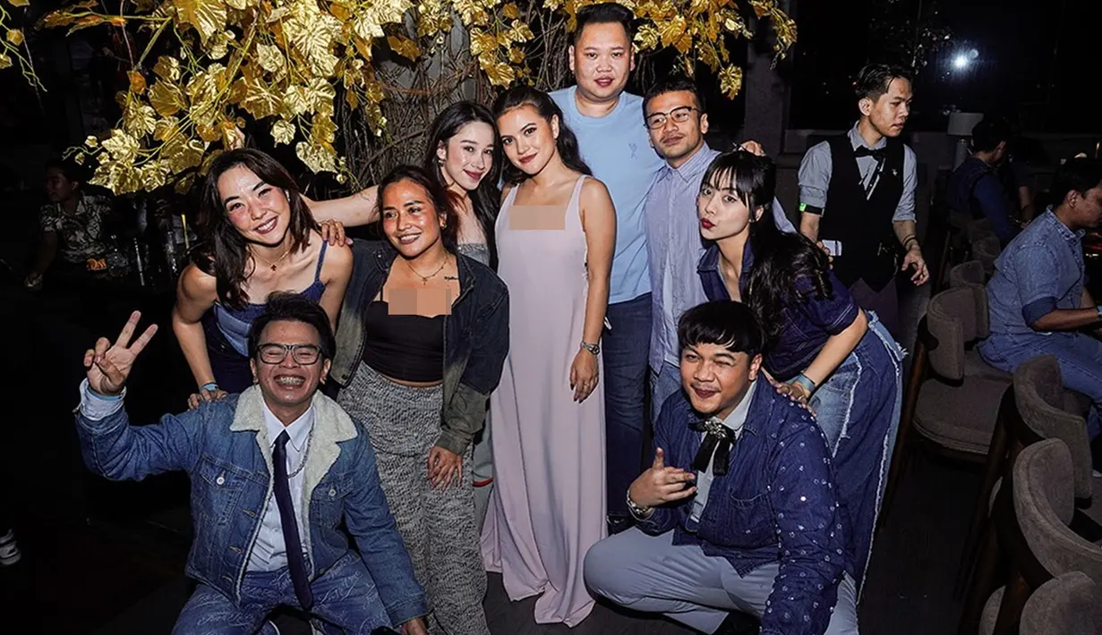 Berbeda dengan Marsha, tamu undangan yang datang diharapkan tampil dengan dress code bertema denim. Alhasil, semua sahabatnya pun tampil trendi dengan style denim masing-masing. Meski kontras, Marsha jadi lebih bersinar di tengah para sahabat. (Liputan6.com/IG/@aruanmarsha)