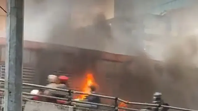 Kebakaran melanda Halte Transjakarta Tendean, Jakarta Selatan, Senin (14/8/2023).