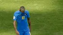 Penyerang Brasil, Neymar berjalan di lapangan sambil menutup wajah dengan jerseynya pada laga Grup E Piala Dunia 2018 melawan Kosta Rika di St Petersburg, Rusia, Jumat (22/6). Neymar mencetak satu gol pada menit ke-97. (AP/Michael Sohn)